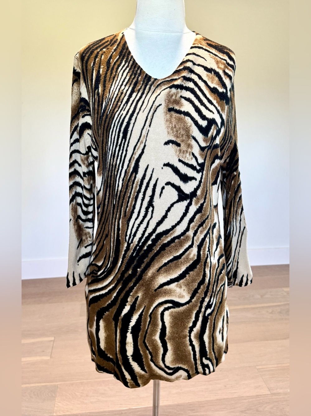 Designers Originals Woman Tiger Print Knit Tunic Sweater V-Neck Size 1X Luxelon
